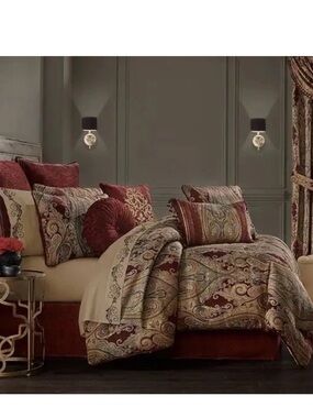 J. Queen New York Garnet Comforter Set  Sz Queen NEW
